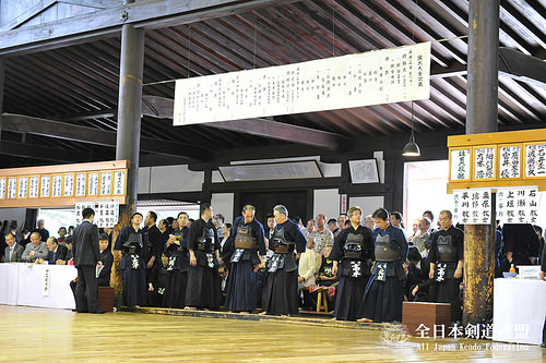 この画像は、サイトの記事「第111回 全日本剣道演武大会 2015　おすすめ YouTube視聴無料動画 まとめてご紹介！」のイメージ写真画像として利用しています。