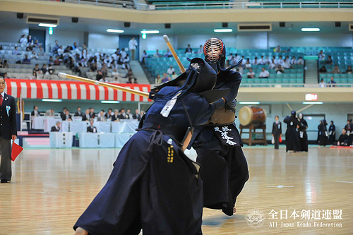 この画像は、サイトの記事「第64回 全日本都道府県対抗剣道優勝大会 2016　おすすめ YouTube視聴無料動画 まとめてご紹介！」のイメージ写真画像として利用しています。
